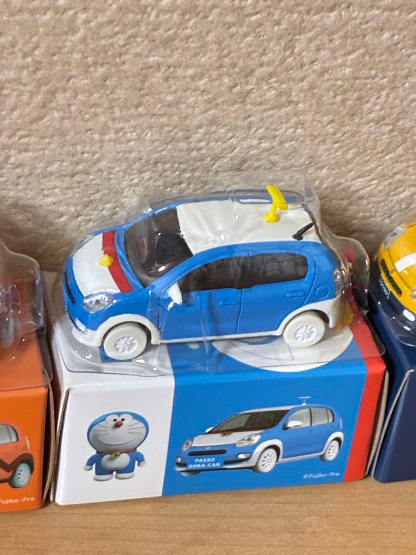 トヨタ　ドラえもん　ノア NOAH プルバックミニカー　パッソ　PASSO