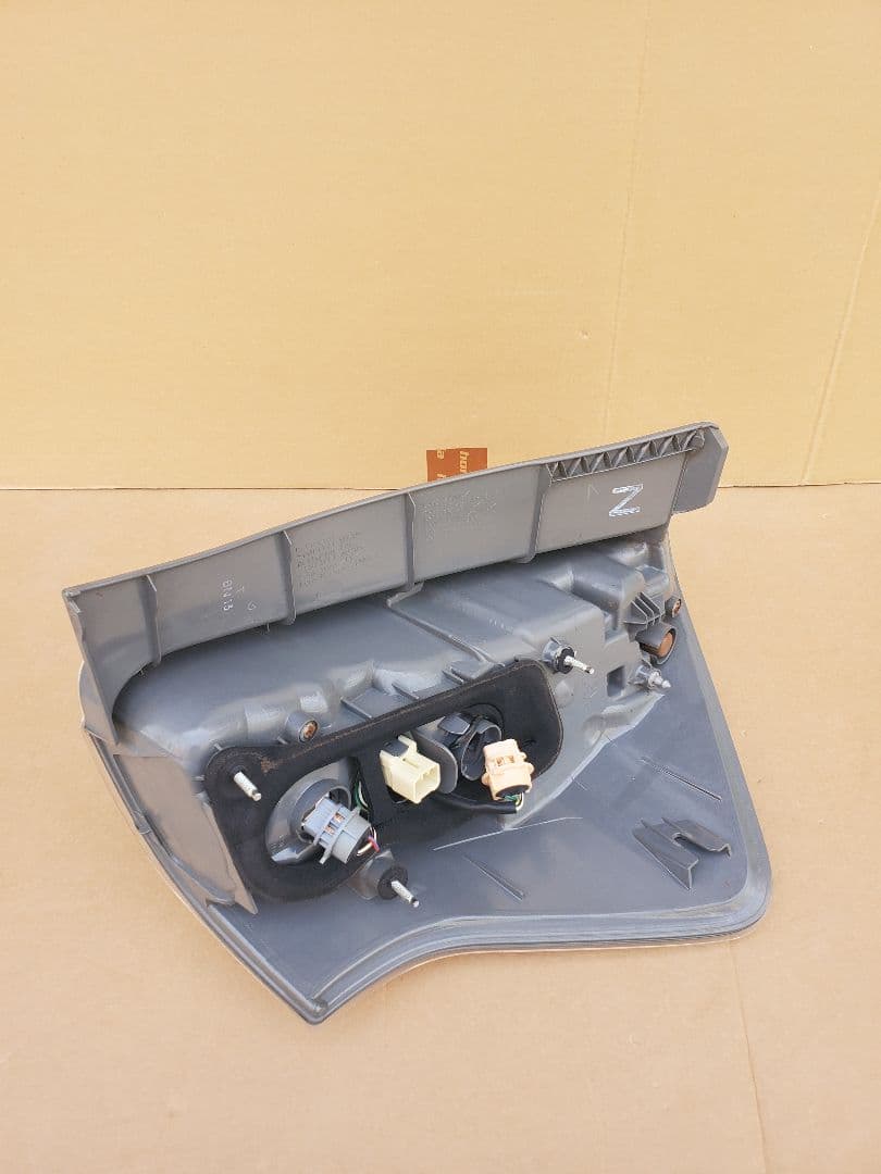 【 良品】☆プリウスアルフア　テールランプ☆