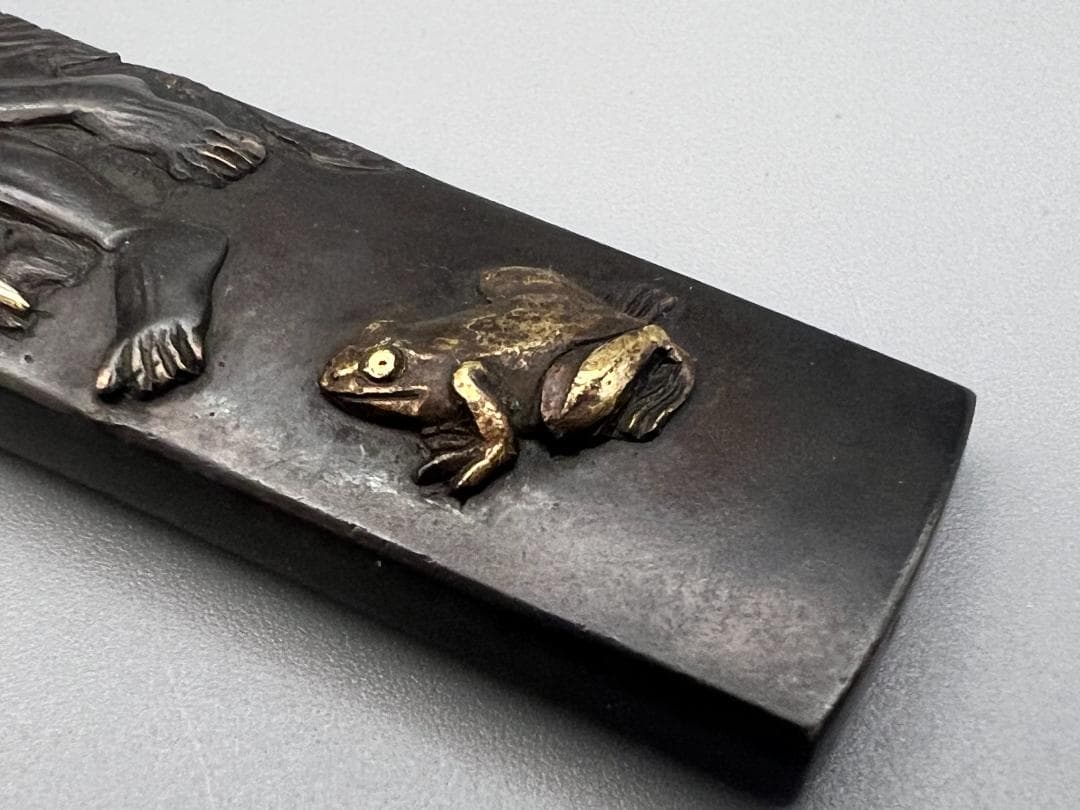 刀装具 劉海戲金蟾図小柄 勝寿在銘 四分一地 鋤出高彫 金銀象嵌色絵 化粧箱