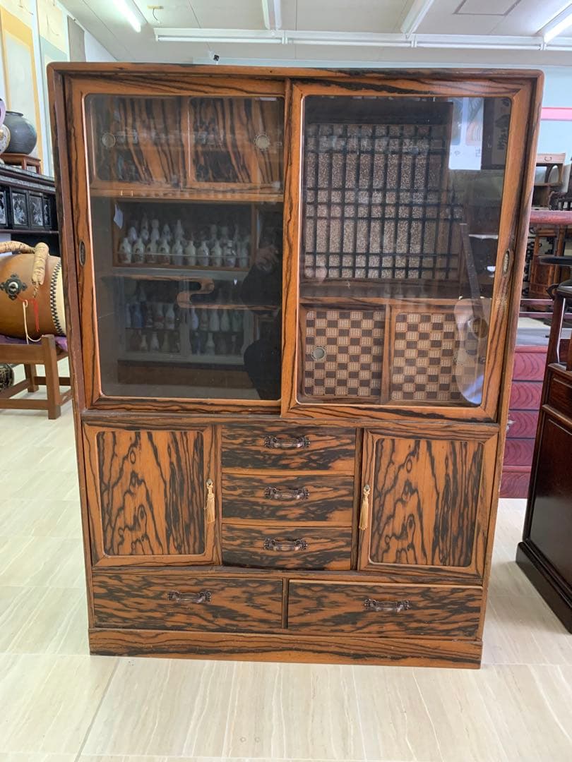 木製ガラス扉収納棚　和モダンな茶箪笥　虎斑模様　黒柿　アンティーク家具
