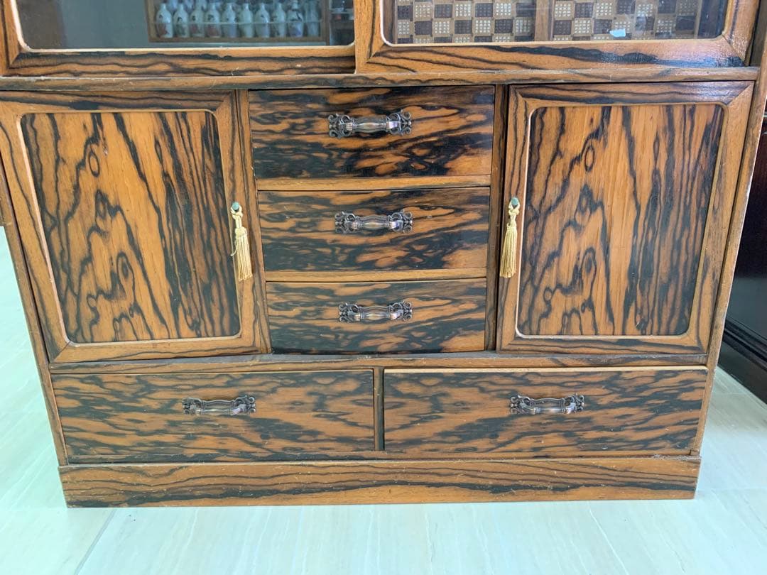 木製ガラス扉収納棚　和モダンな茶箪笥　虎斑模様　黒柿　アンティーク家具