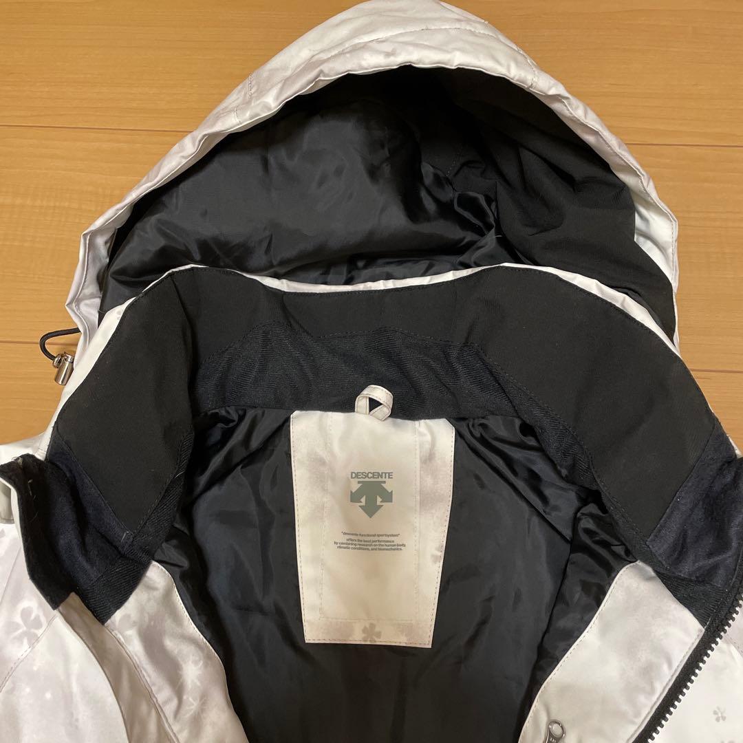 1、2回だけ使用　デサント　レディース　スキーウエア上下セット　Mサイズ