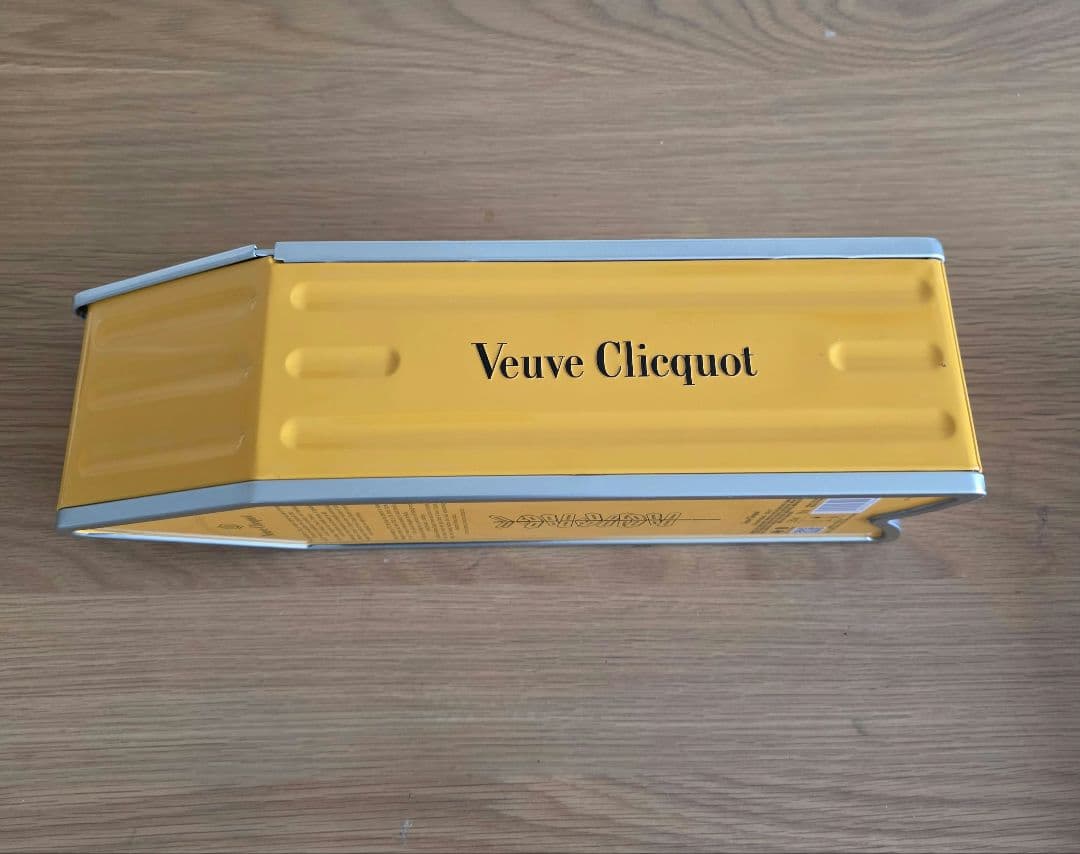 ヴーヴ・クリコ　SINGAPORE Arrow スチール缶　ブリキ