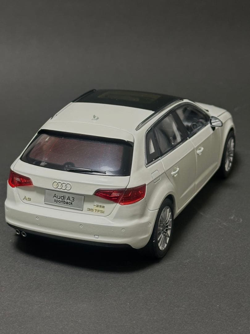 Audi A3 Sportback ホワイト　ミニカー　1/18