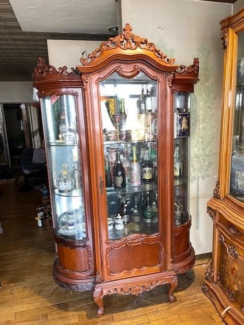 バロックスタイル 木製キャビネット ガラス扉付き