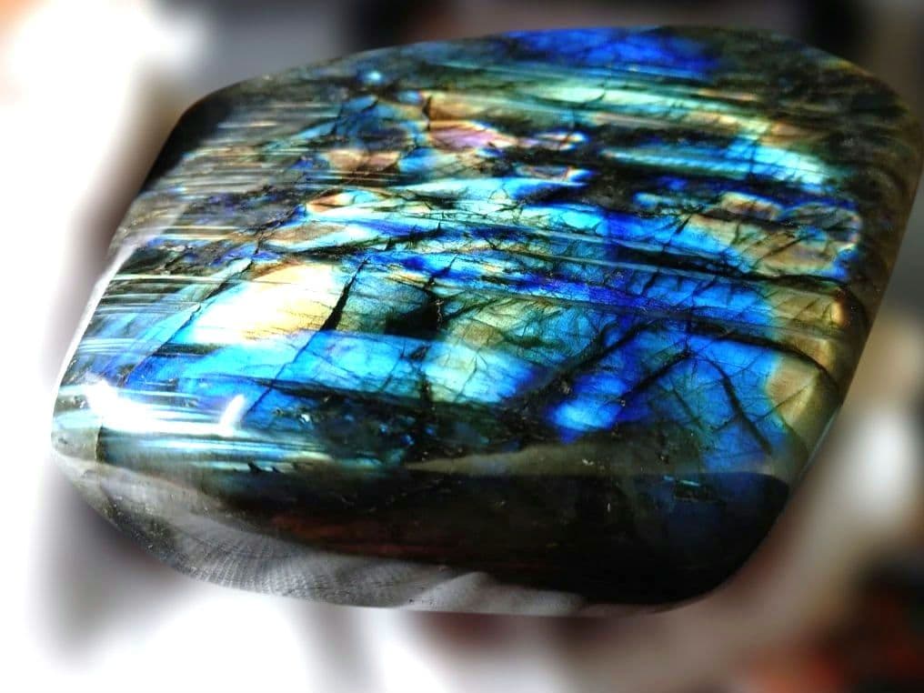 ラブラドライト（極彩色強シラー）原石　天然石　⑦　専用木製台座付き！