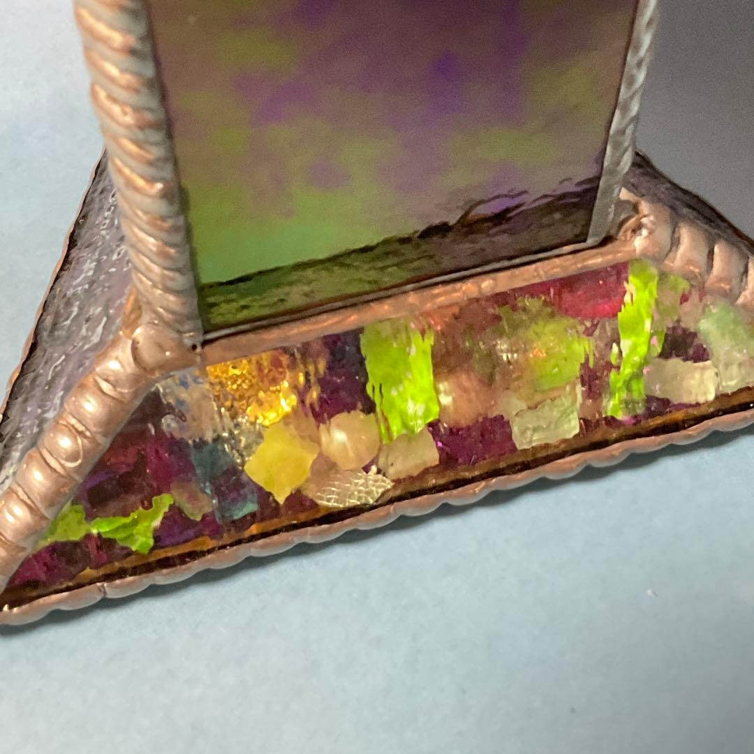 装飾的な紫と緑のガラスアート　万華鏡