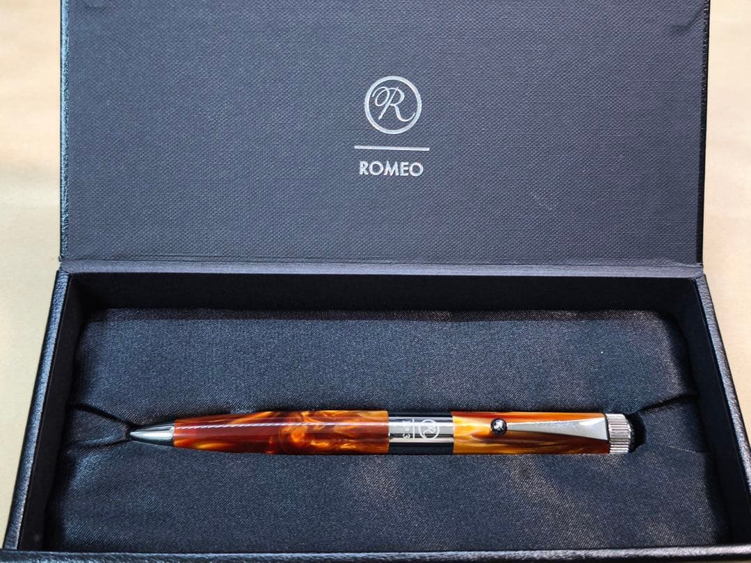 伊東屋 ＲＯＭＥＯ　Ｎｏ．３ボールペン　太軸イタリアンアンバー