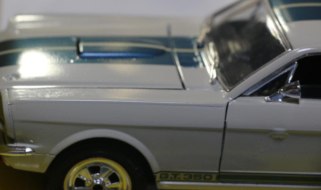 貴重　JOUEFエボリューション製 フォード・ムスタング　白　１／１８　中古品