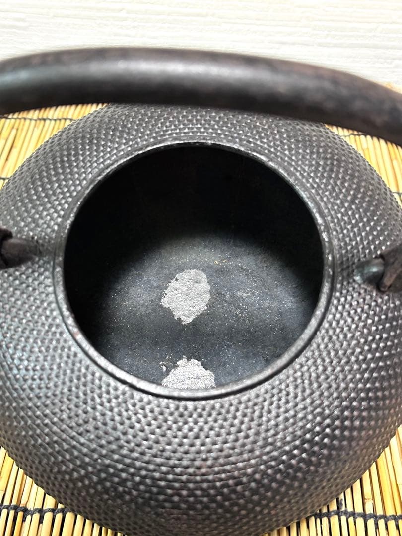 未使用品コンディション、長期保管品　南部利祥銘造１５型アラレ 南部鉄瓶　南部鉄器