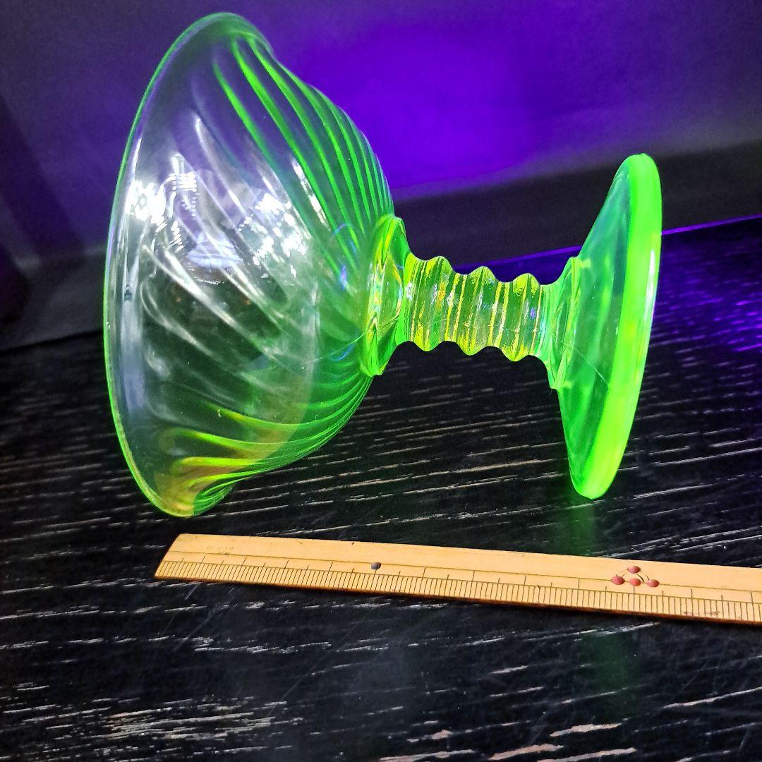 ウランガラス　USA　極上カナリアンイエロー　菊型ひねり切子　デザ―トカップ