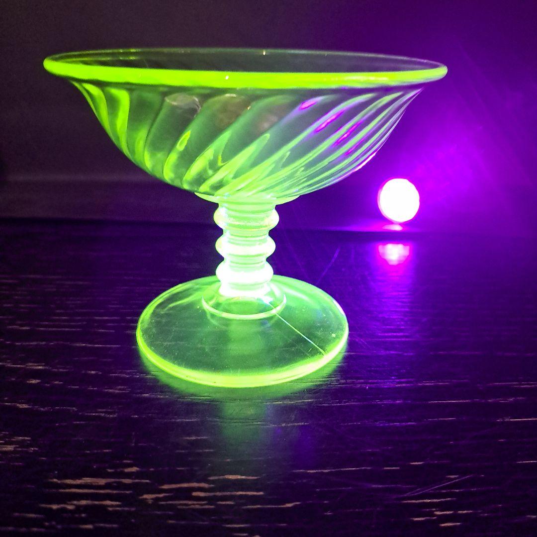 ウランガラス　USA　極上カナリアンイエロー　菊型ひねり切子　デザ―トカップ