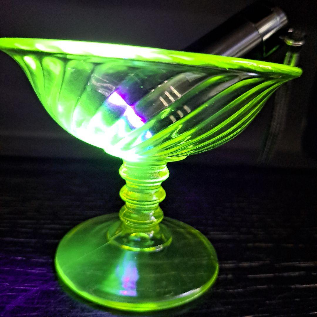 ウランガラス　USA　極上カナリアンイエロー　菊型ひねり切子　デザ―トカップ