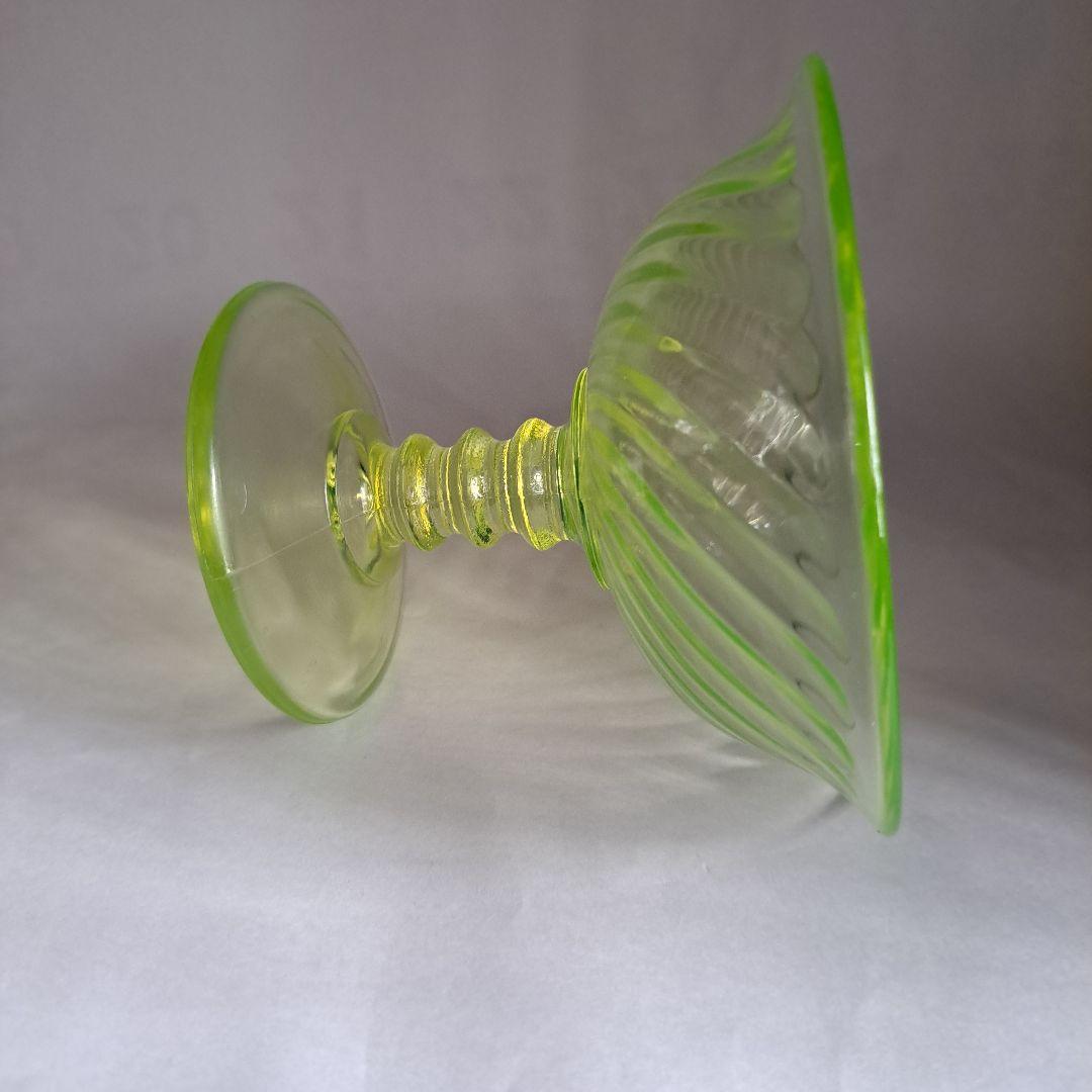 ウランガラス　USA　極上カナリアンイエロー　菊型ひねり切子　デザ―トカップ