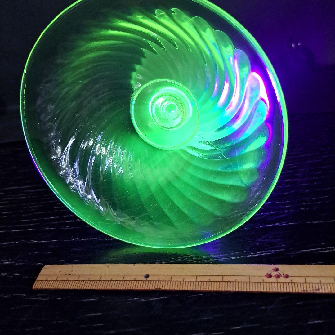 ウランガラス　USA　極上カナリアンイエロー　菊型ひねり切子　デザ―トカップ