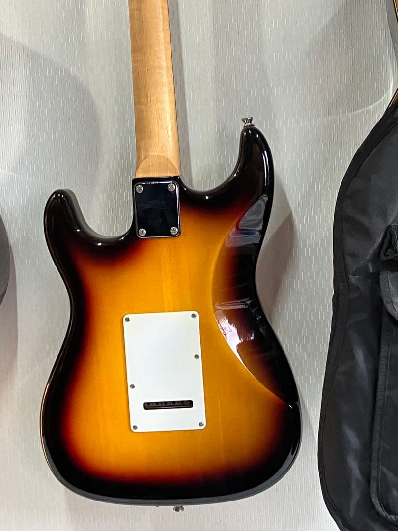 美品！ストラトタイプ・バインディングにfenderストラップ・ソフトケース付き♪