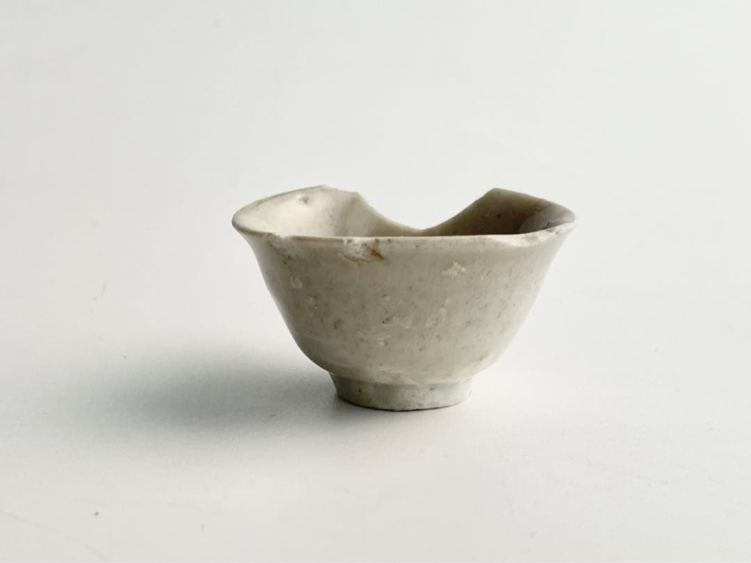 骨董　アンティーク　初期伊万里　白磁盃　杯　酒器　酒杯　猪口　残欠　出土　発掘