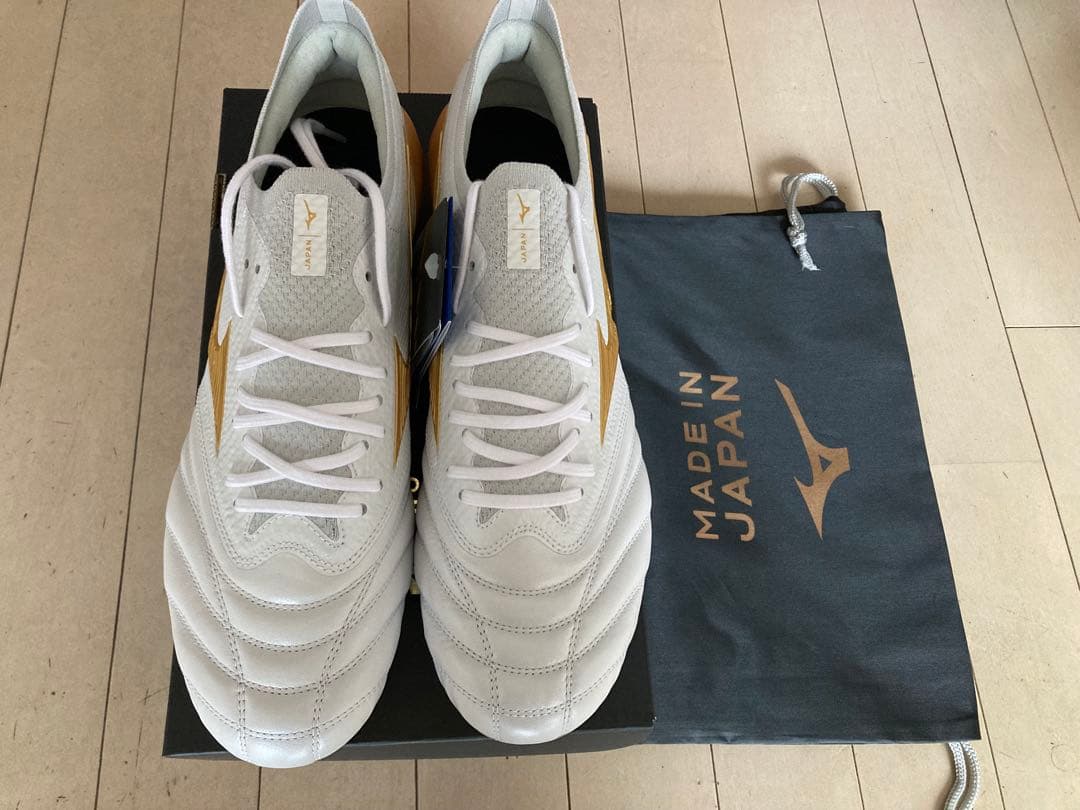 モレリアネオ4βジャパン　白✖️金　27.0㎝　新品。