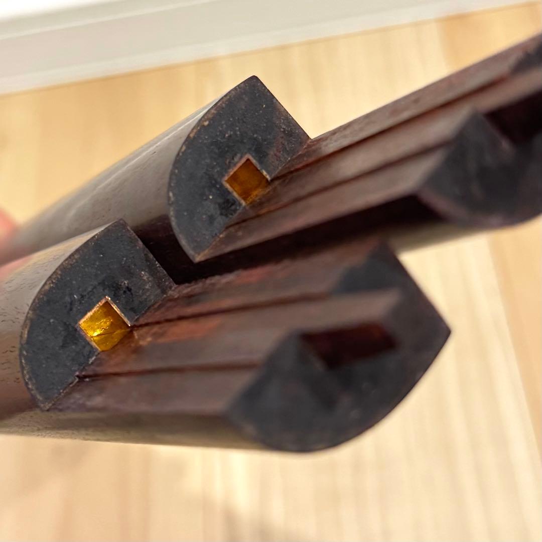 【高級】　中棹三味線　子持ち綾杉胴　紅木　トチ有り　2本溝　金細　K刻印　鼈甲撥