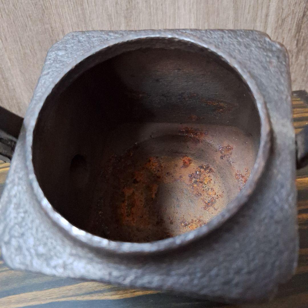 302 小泉仁左衛門 伝統的な黒色鉄製鉄瓶