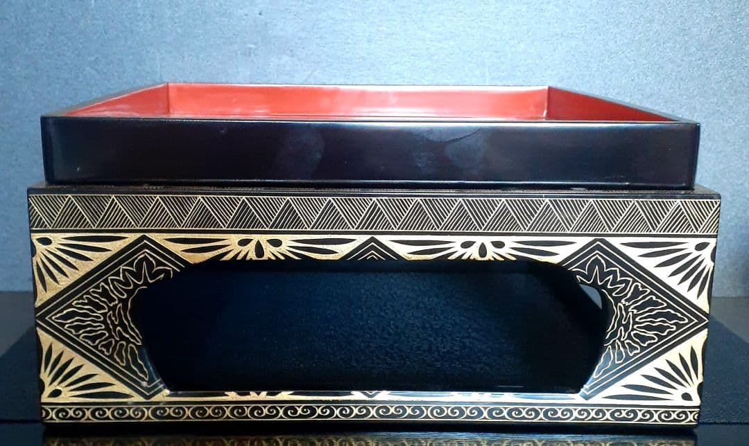 【時代物】桐御紋桐箱入り　金蒔絵　花文様　四方高付膳　口縁市松文様盆　2点揃い