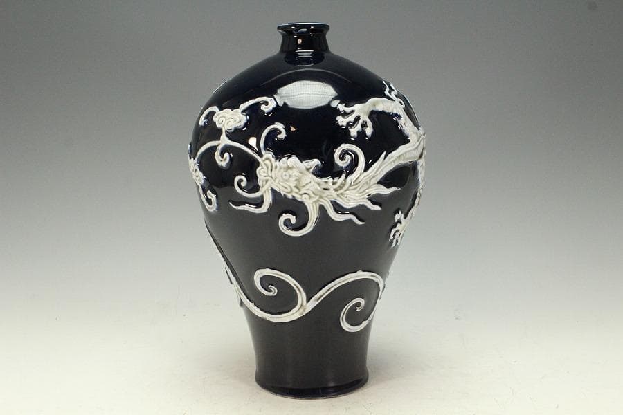 中国美術 瑠璃釉 纏白龍紋 梅瓶 内府 款 時代物(K-XA831)