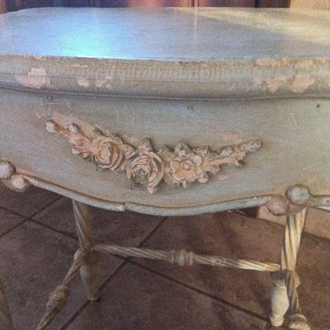 淡い青色の装飾テーブル