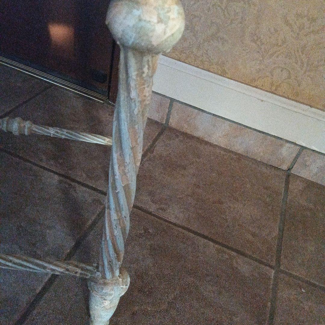 淡い青色の装飾テーブル