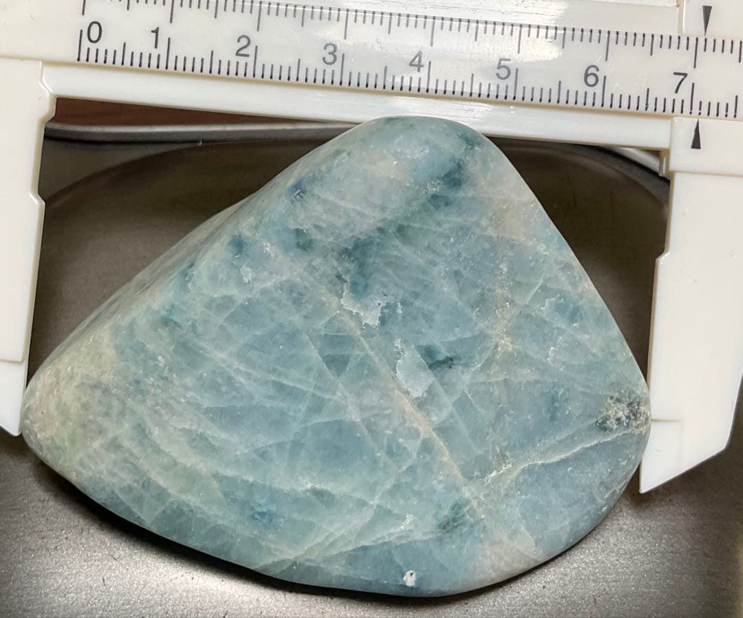 ［青水色　ガラス質］　入りコン沢翡翠156g 糸魚川　ヒスイ　ひすい