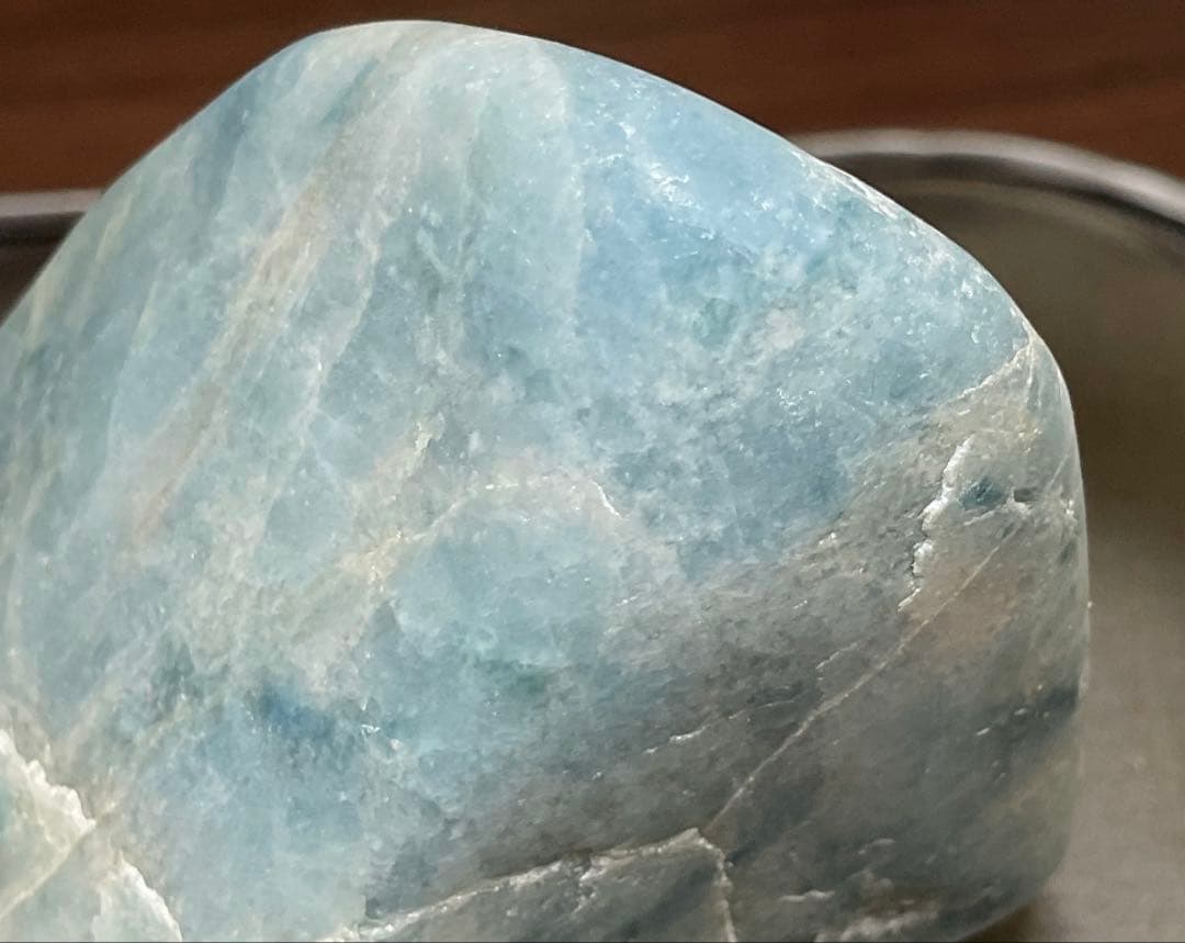 ［青水色　ガラス質］　入りコン沢翡翠156g 糸魚川　ヒスイ　ひすい